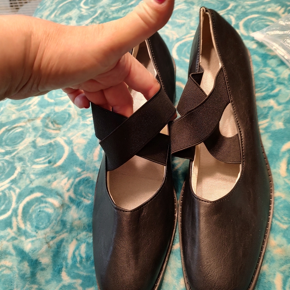 WOMANS CRISS CROSS SHOES